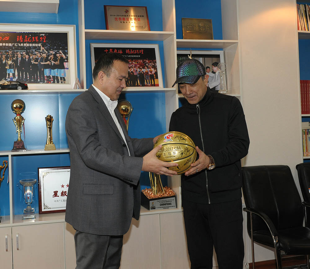 自治区档案馆接收广汇飞虎篮球俱乐部及球队主教练阿的江集体与个人档案 第 2 张