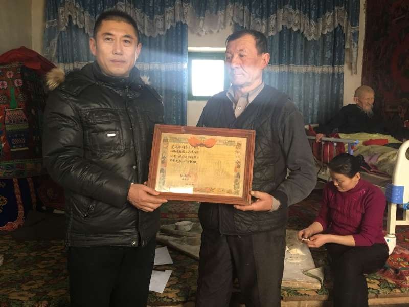 博州档案馆征集百岁老人奖状进馆