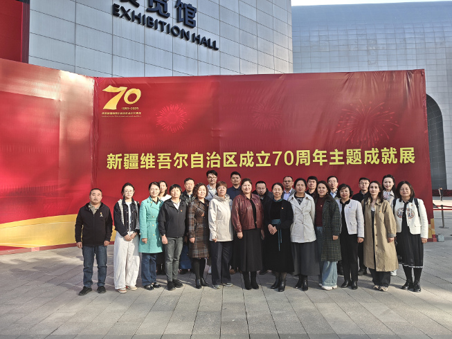 参观70年展览.jpg