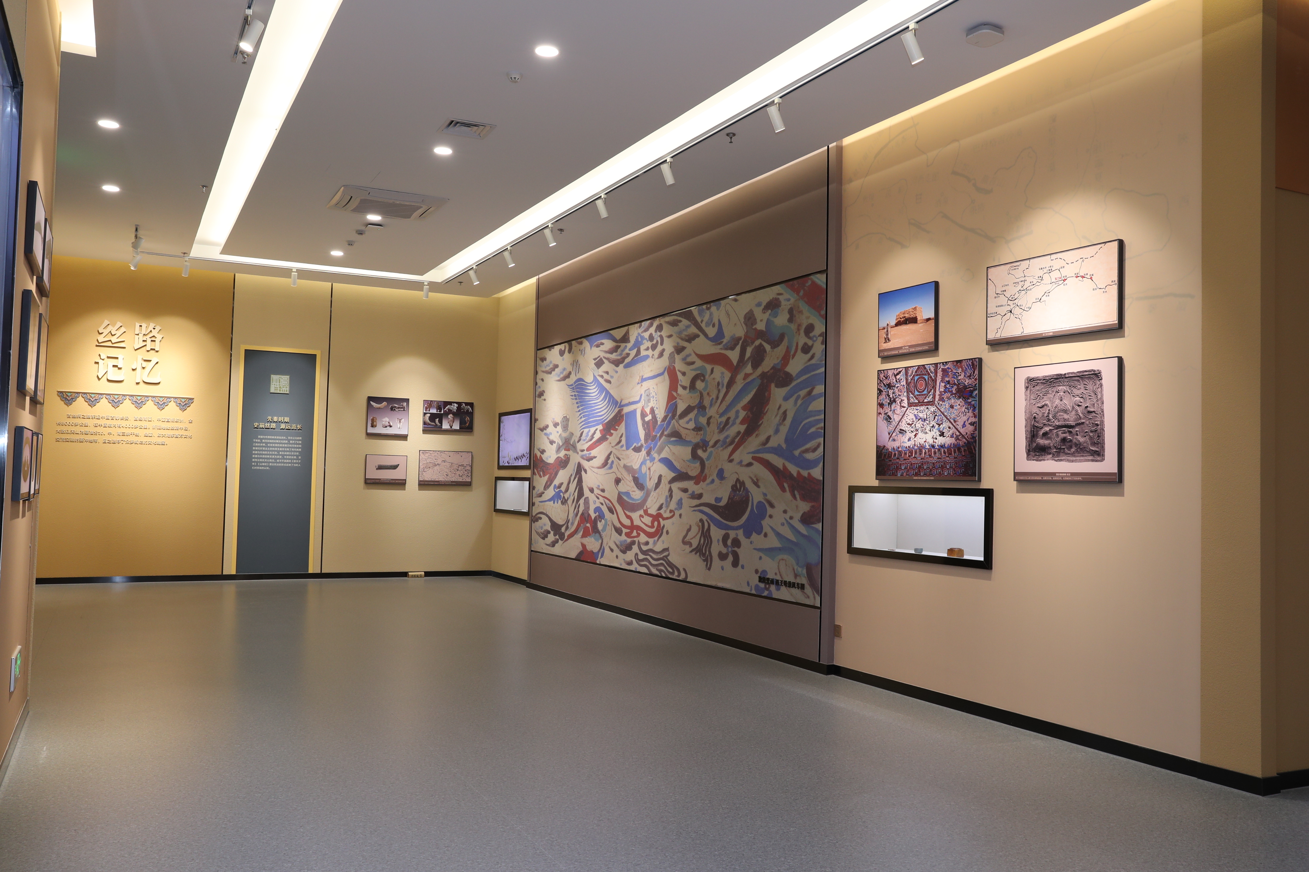 新疆丝绸之路档案文献展.jpg